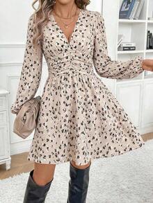 Vestido corto casual sencillo con cuello en V, manga larga, plisado y estampado de todo sobre - Caqui - Ver 4