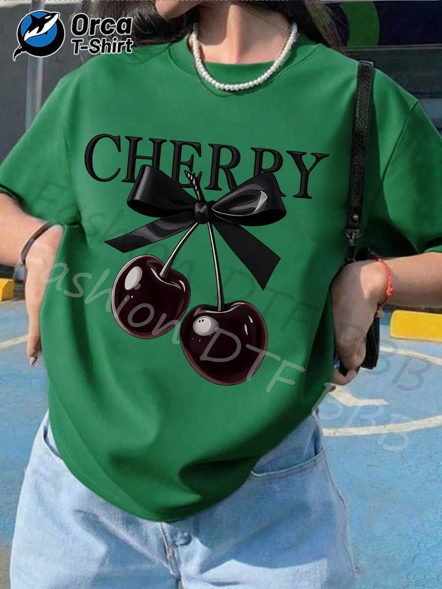 This Casual Women's Short-Sleeve Tee, Ideal For Summer Vacations, Features A Shiny Black Bow And Cherry Print. Made From 100% Fabric, It Weighs 6.35 Ounces. An Orca Brand Product, Embodying Y2K Style, It's Perfect For Summer Leisure Outings, Outdoor Adventures, Vacations, Or As A Thoughtful Gift. - 綠色 - 查看 1