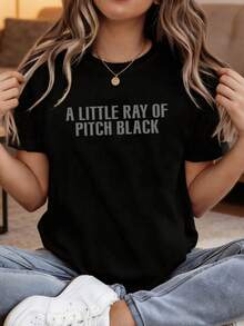 Camiseta Estampada para Mujer - Camiseta Casual de Manga Corta y Cuello Redondo en Negro con el Texto A LITTLE RAY OF PITCH BLACK - Corte Relajado para Todas las Temporadas, Perfecta para Uso Diario y Vacaciones, Lavable aáquina. - Negro - Ver 6