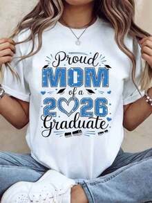 "Proud Mom Of A Class Of 2026 Graduate" T-Shirt, Graduation Gift For Mom, Class Of Graduation Celebration, Blue Design, Casual T-Shirt For Women, 220g - Urban Vintage Style, Unisex, Loose Cotton Short Sleeve T-Shirt With Round Neck, 100% Pure Cotton. - 白色 - 查看 1