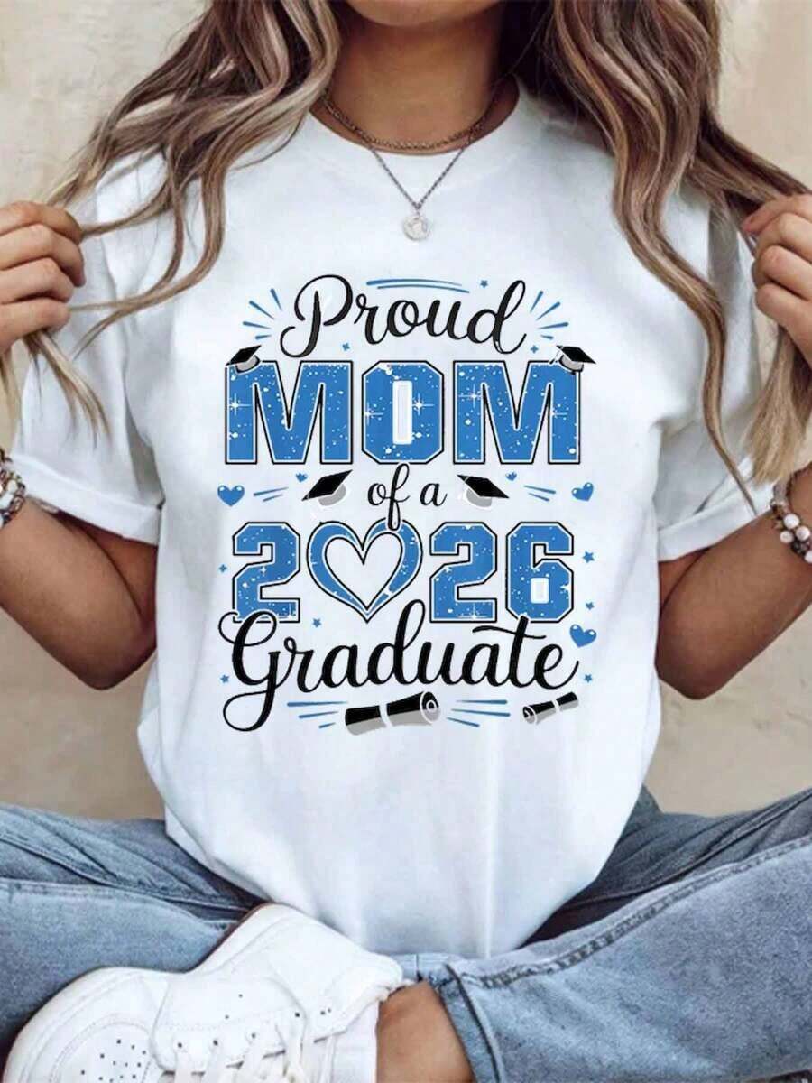 "Proud Mom Of A Class Of 2026 Graduate" T-Shirt, Graduation Gift For Mom, Class Of Graduation Celebration, Blue Design, Casual T-Shirt For Women, 220g - Urban Vintage Style, Unisex, Loose Cotton Short Sleeve T-Shirt With Round Neck, 100% Pure Cotton. - 白色 - 查看 1