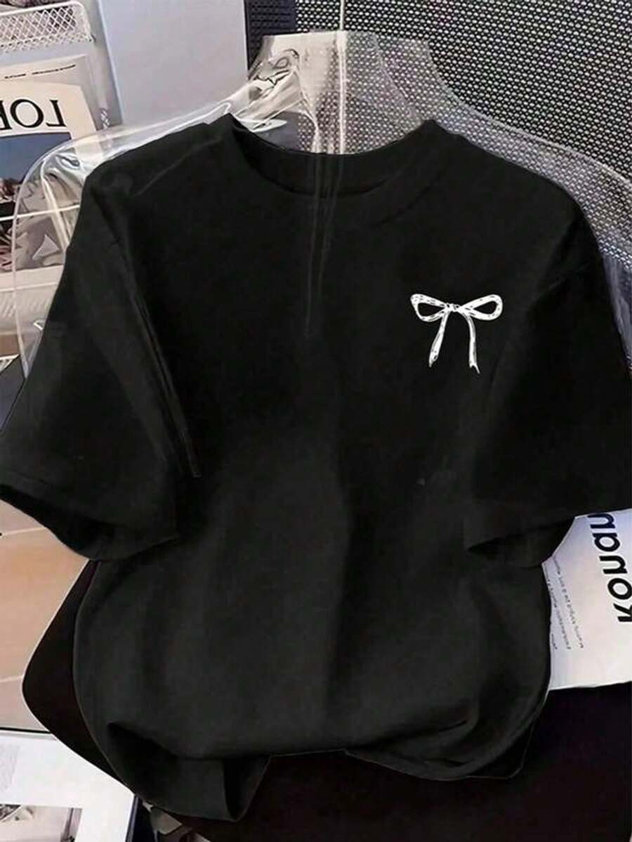 Women's T-Shirt With A Minimalist Bow Print, Made From Soft, Breathable Fabric. Modern And Versatile. Ideal For Everyday Casual Wear And As A Gift. - 黑色 - 查看 1
