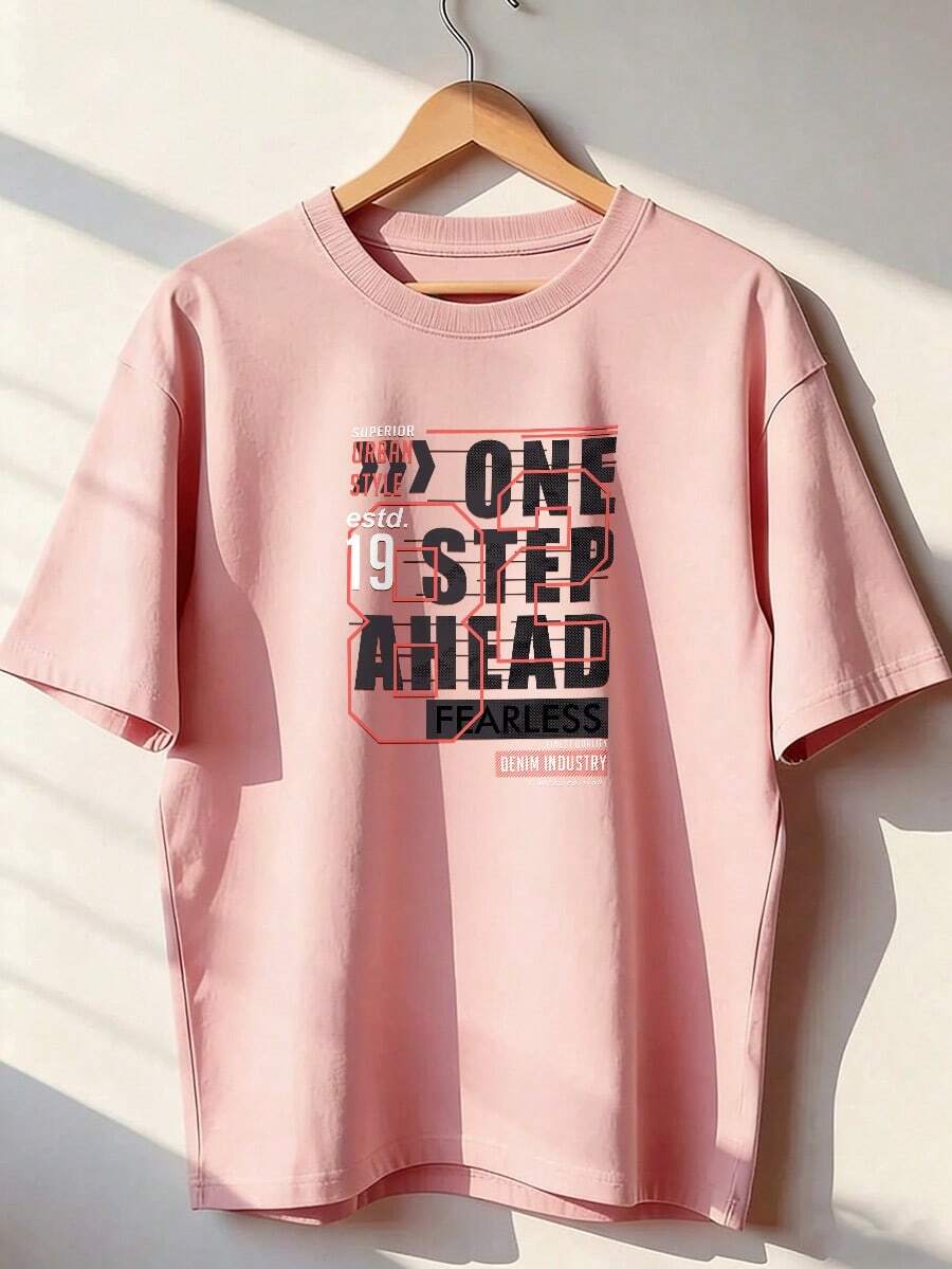 T-Shirt With "One Step Ahead" Text And Urban Graphic Design. Short-Sleeved T-Shirt For Spring And Summer 2026, Made In Mexico, 180 Grams. Cartoon Print, Couple Design, Suitable For Indoor Or Outdoor Wear. Crew Neck, Unisex, Ideal For The Office And Leisure. One-Pack. - PK-P631577SLNDXZGY618 - 查看 1