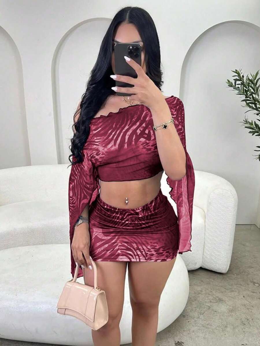 Conjunto de dos piezas: blusa de malla con estampado de tigre y hombros descubiertos de manga larga, falda ajustada - Burdeos - Ver 1