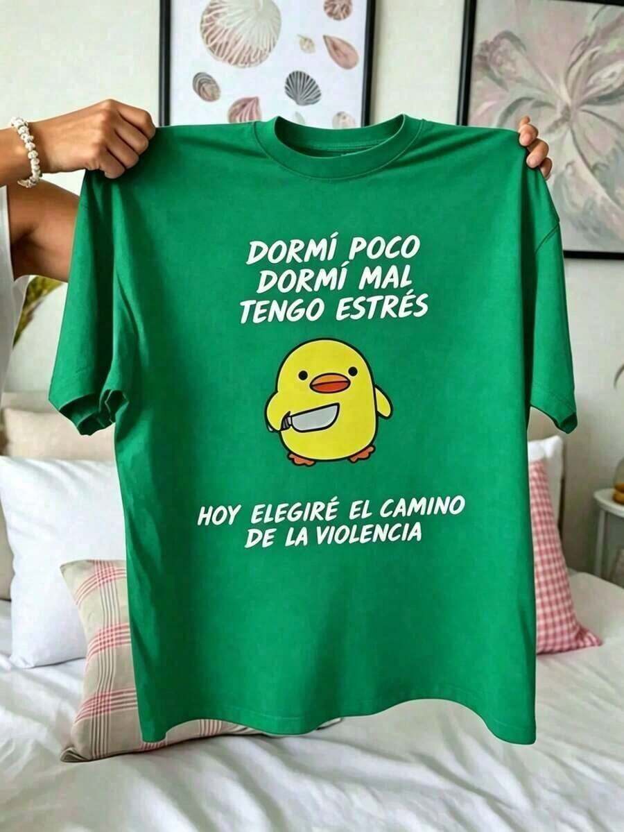 Oversized White Short-Sleeve T-Shirt With Angry Chicken And Knife Meme, Graphic T-Shirt With Viral Phrase In Spanish: "I Slept Little, I'm Stressed", Latin Sarcastic Humor, Loose Urban Style Blouses, Cute 100% Cotton - 綠色的 - 查看 1
