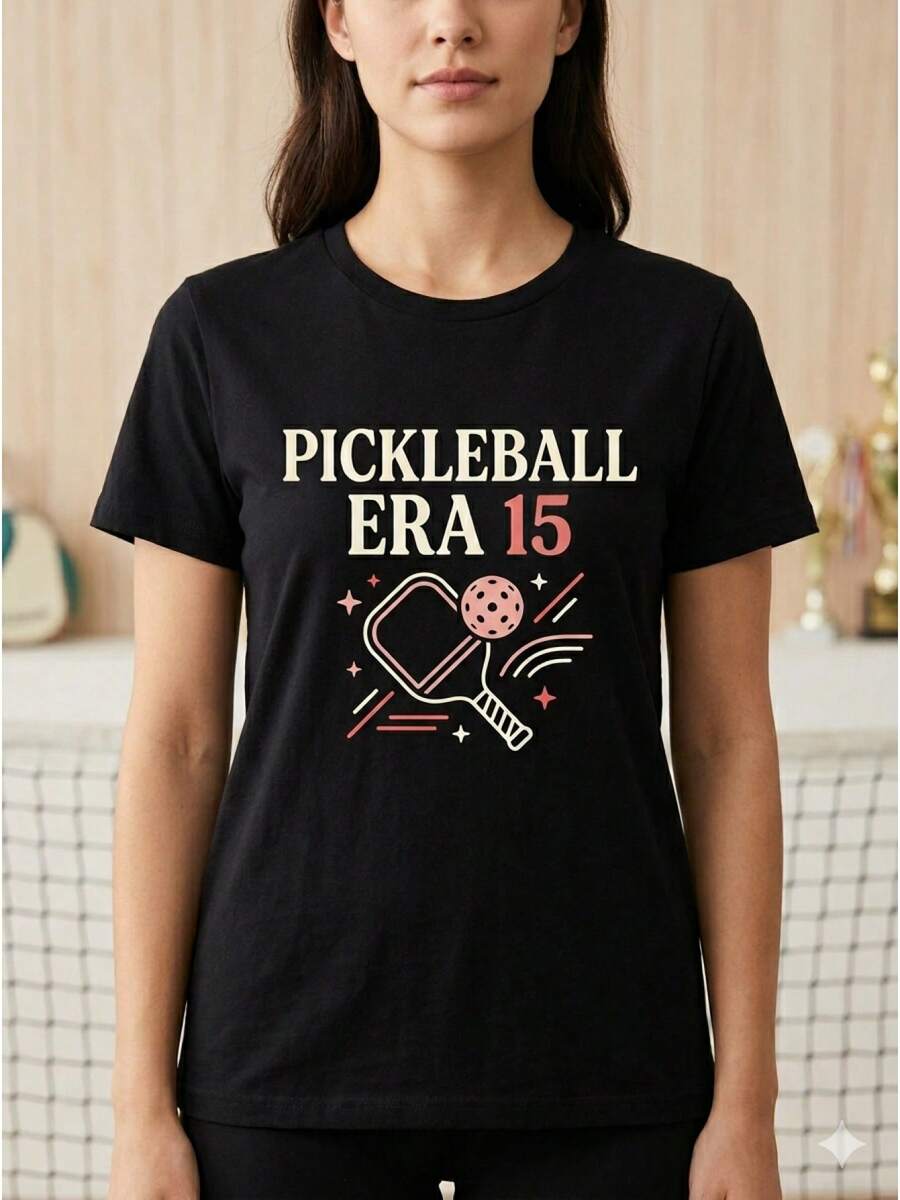 Camiseta Estampada para Mujer - Camiseta Casual de Manga Corta y Cuello Redondo en Negro con Diseño PICKLEBALL ERA 15, Corte Relajado para Todas las Estaciones, Perfecta para el Uso Diario o Atuendos de Vacaciones (Lavable aáquina). - Negro - Ver 1