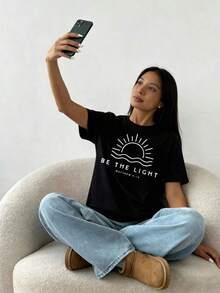 Camiseta única Be The Light diseño y2k con estampado de sol inspirador, perfecta para transmitir positividad y estilo, ideal para cualquier ocasión y  de moda en México, destaca tu personalidad y sé un faro de luz en tu vestuario. Cómoda y versátil para escuela, trabajo, salidas y eventos casuales - Negro - Ver 6