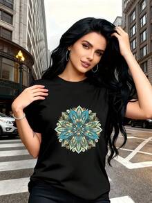Limited Time Offer, Limited Quantities, Flash ! Women's Casual Shirts, Women's Polyester T-Shirts, Stylish Shirts. This Casual Style T-Shirt Features A Gradient Print Of Lapis Lazuli, Lotus, And Mandala, And Is Perfect For Those Seeking Individuality And A Natural Aesthetic. It Can Be Worn Alone For Everyday Outings, Or Layered Under A Jacket To Add Depth. - 黑色 - 查看 3