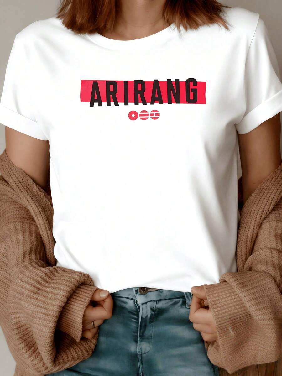 Texto rojo y negro que simboliza energía positiva y unión cultural sobre fondo blanco elegante transmite fuerza interior y confianza al vestir camiseta de mujer moderna cómoda y perfecta para uso diario - Blanco - Ver 1