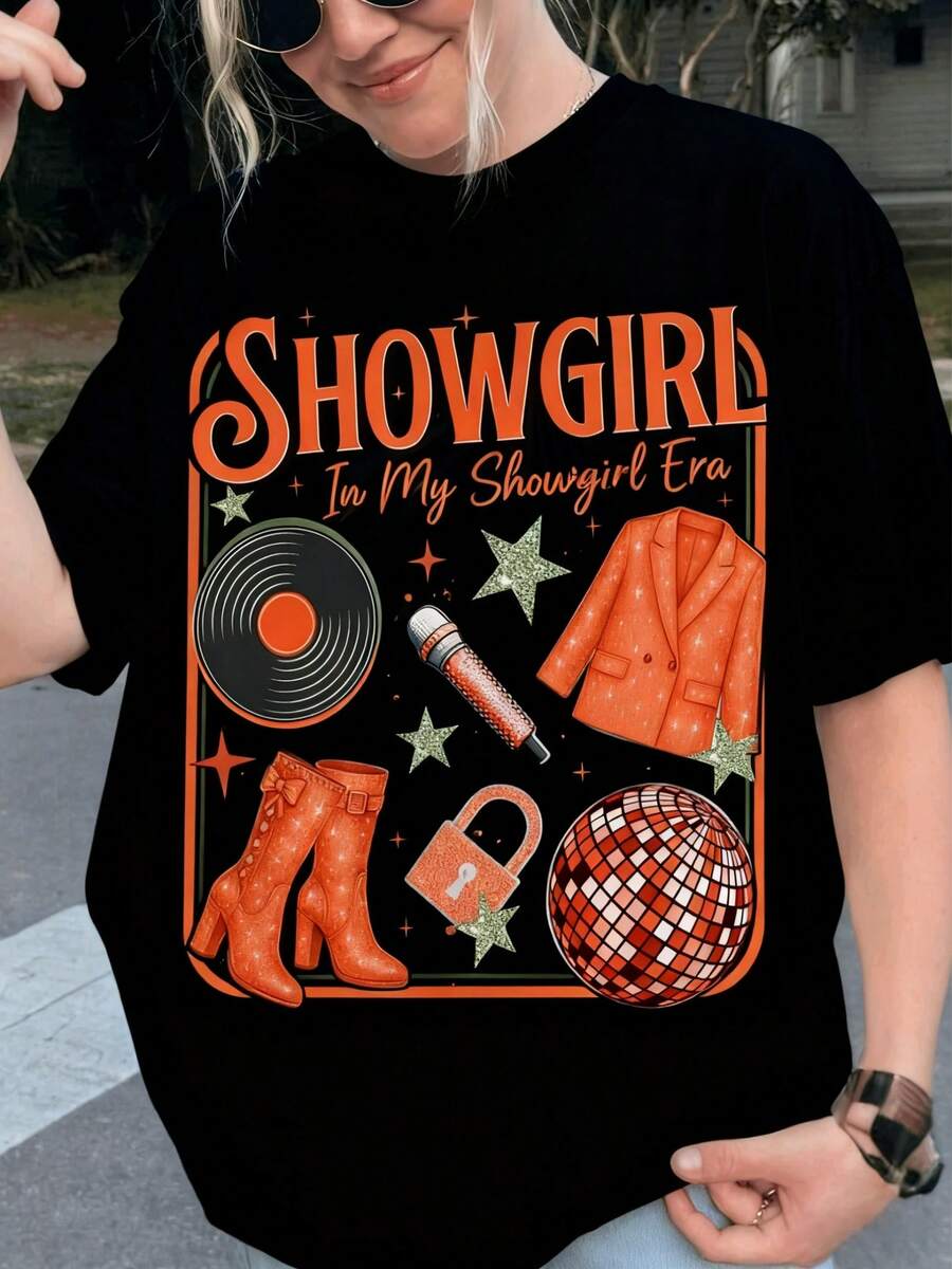 Camiseta de verano premium para mujer con estampado vintage, que presenta un diseño temático de showgirl, incluyendo un diseño retro de vaquera del oeste, bola de discoteca, micrófono y las palabras "In My Showgirl Era". Diseño de manga corta, adecuada para festivales de música y uso diario. - Negro - Ver 1