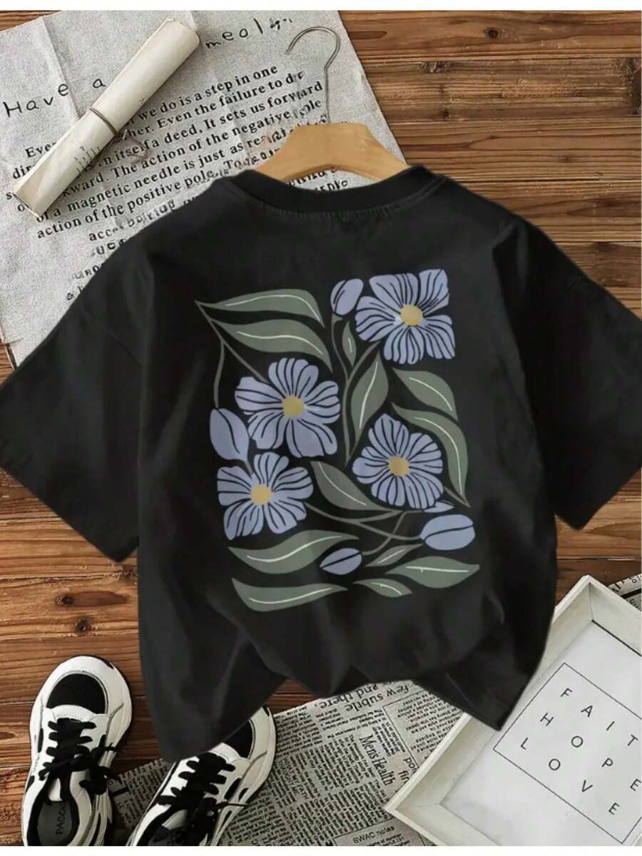 Lightweight And Loose - Extra Loose - Black Floral Print T-Shirt |  Casual T-Shirt With Light Blue Flowers And Green Leaves. | The Perfect Choice For Summer. | Comfortable Fabric | Unisex Regular Fit | Fashionable Urban Style, A Must-Have For Fashion Lovers. Casual Everyday Wear. - 黑色 - 查看 1