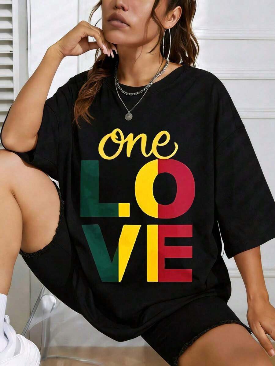 Women's Short-Sleeved Cotton T-Shirt With A "One Love" Graphic Print. This Casual Summer Style Features A Relaxed Fit And A Round Neck, Making It A Perfect Gift For Her. It's Also A Great Gift For Friends And Family. Made From 100% Cotton, This T-Shirt Has A Youthful And Modern Design. A Casual Blouse For Women. - 黑色 - 查看 1