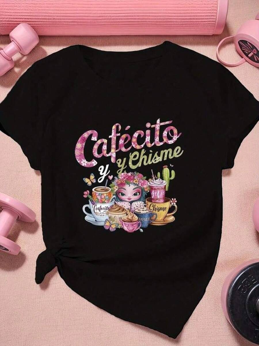 100% Algodón Premium 180g : Camiseta Cafecito y Chisme diseño único y colorido con ilustración encantadora de café y dulces perfecta para los amantes del estilo y2k ideal para tus reuniones y momentos de relax resalta tu personalidad mexicana en cada ocasión. Ropa de Moda Casual Suave y Transpirable para Diario - Negro - Ver 1