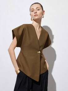 Chaqueta de mujer con cuello en V elegante, hombros anchos, bajo asimétrico, botones decorativos y mangas cortas, diseño minimalista y versátil para el uso diario - Beis - Ver 6