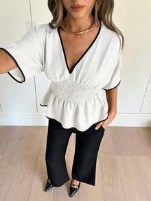 Blusa casual de mujer con cuello en V profundo, ribete de contraste, cintura fruncida, manga corta, adecuada para vacaciones y playa - Blanco - Ver 4