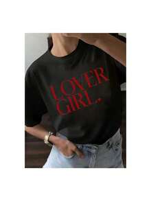 Camiseta única Lover Girl estilo y2k perfecta para crear un look moderno y atrevido con su diseño llamativo en rojo sobre fondo negro ideal para amantes de la moda en México y las últimas  que destacan tu personalidad y confianza Cómoda y versátil para escuela, trabajo, salidas y eventos casuales - Negro - Ver 6