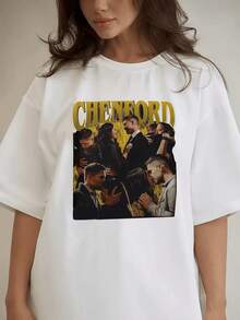 Women's Spring/Summer T-Shirt Featuring Eye-Catching Gold Lettering That Spells 'CHENFORD' Accompanied By A Collage Of Various Interactive Scenes With People In The Background. Overall Design: Retro Collage Style Graphic T-Shirts, Men's Western Wear, Men's Shirts, Graphic Tees, Women's Clothing, Summer Tops, Summer Wear, Graphic Tees. - 白色 - 查看 1