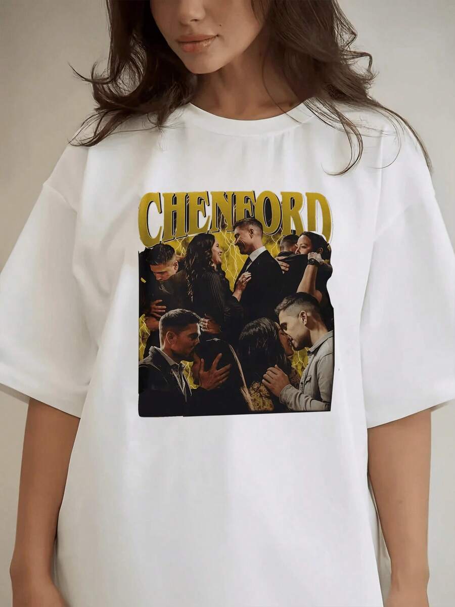 Women's Spring/Summer T-Shirt Featuring Eye-Catching Gold Lettering That Spells 'CHENFORD' Accompanied By A Collage Of Various Interactive Scenes With People In The Background. Overall Design: Retro Collage Style Graphic T-Shirts, Men's Western Wear, Men's Shirts, Graphic Tees, Women's Clothing, Summer Tops, Summer Wear, Graphic Tees. - 白色 - 查看 1
