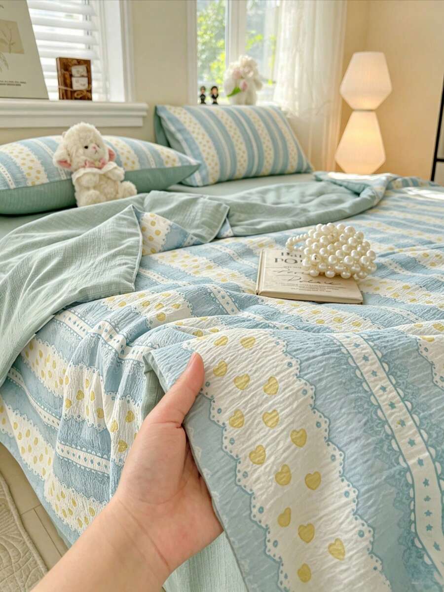 Bộ ga trải giường 4 món kiểu dáng dễ thương màu xanh nhạt và kem kẻ sọc ren hình trái tim (1 ga trải giường + 2 vỏ gối + 1 ga phủ, không kèm ruột chăn), bộ ga trải giường in hai mặt AB, chất liệu cotton jacquard mềm mại, thoáng khí, thích hợp cho phòng ngủ, phòng khách. - Trái tim của đại dương - Xem 1