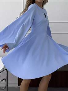 Short French Satin Party Dress With V-Neck, Open Back And Bell Sleeves, Fitted Waist - 藍色 - 查看 6