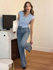 Blusa de mujer con cuello en V, botones y ribete de volantes con estampado francés - Azul - Ver 4