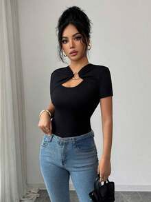 Camiseta de manga corta de color negro sólido y elegante de estilo casual con anillo de metal ajustado, adecuada para fiestas, citas, ir al trabajo, Navidad, temporada de graduación, regreso a la escuela, ceremonia de graduación, Día del Maestro, - Negro - Ver 5