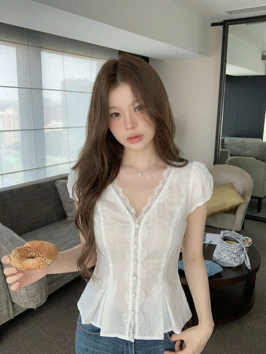 法式性感蕾丝边V领镂空上衣,夏季新款,修身剪裁,女士显瘦上衣。白色 - 白色 - 查看 1