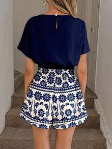 Conjunto de 2 piezas casual y elegante para primavera/verano con blusa de cuello redondo con estampado floral vintage y dobladillo recogido, y shorts con bolsillo con volante en la cintura - Multicolor 2 - Ver 3