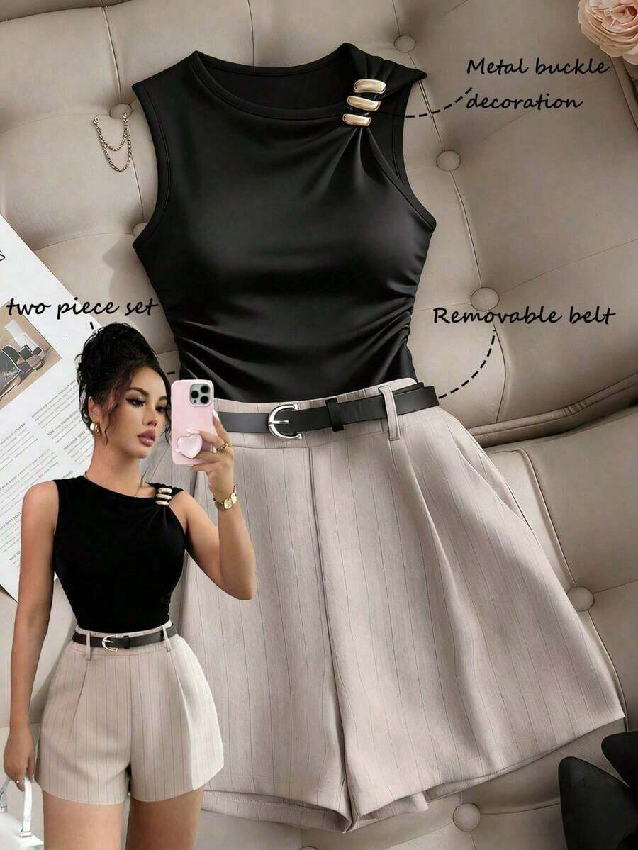 Conjunto de 2 piezas para mujer: Top sin mangas de cuello redondo con decoración metálica en el cuello izquierdo y el puño, diseño fruncido en los laterales, tela de punto; Pantalones cortos de tela tejida a rayas de talle alto con diseño A-line y decoración de cinturón de cuero negro, estilo versátil y minimalista - Multicolor - Ver 1