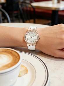 Reloj de cuarzo para mujer con incrustación de diamantes en oro rosa de lujo ligero, correa de silicona blanca, esfera blanca con números romanos, diámetro de caja de 36mm, resistente al agua hasta 30m, estilo fresco y suave, reloj versátil, adecuado para el trabajo, el transporte, citas, casual, cumpleaños, Día de San Valentín, Día de la Madre, regalo para novia, mejor amiga, regalo de lujo ligero Guess GW0034L2 - Blanco - Ver 4