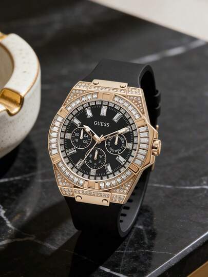 Guess Đồng hồ nam mạ vàng hồng, máy quartz, viền đính pha lê, nhiều mặt số, dây đeo silicon đen, kiểu dáng cá tính, thích hợp cho hộp đêm, tiệc độc thân, lễ hội, hẹn hò, phong cách thường ngày và đường phố. Món quà lý tưởng cho phái mạnh vào ngày sinh nhật, phù rể, kỷ niệm, ngày lễ. Hoàn hảo cho người đàn ông tự tin, lịch lãm và sành điệu.