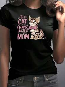 Under The Radar Adorable Cat Print T-Shirt - Fun Casual T-Shirt With The Phrase "Cat's In Charge, Mom's Just There," Perfect For Cat Lovers And Moms,  Summer Wear - Unisex Loose Cotton Short-Sleeve Crew Neck T-Shirt With Urban Vintage Style. - 黑色 - 查看 7
