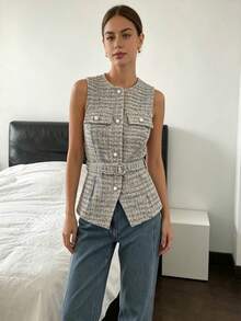 Women's Sleeveless Bolero Jacket, Tweed Fabric With Pearl Buttons, Front Closure And Matching Belt, Round Neckline, Elegant Design With A Fitted Effect, Neutral Colors, Textured Material, Sophisticated Style Ideal For Office Looks And Formal Spring Events. - 千鳥格 - 查看 4