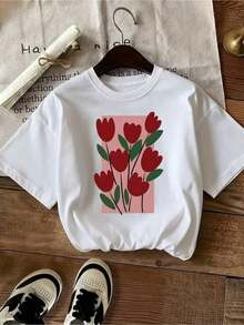 New Fashionable Women's T-Shirt With Round Neck, Floral Print In Red Tones, Tulip-Style Flower Design With Green Leaves On A White Background, Combined With A Geometric Block In Pink That Highlights The Contrast, Vibrant And Balanced Colors With A Modern Illustrated Style, High-Definition Heat Transfer Printing With Crisp And Long-Lasting Details, For Everyday Wear, Work, Or Casual Summer Outings. Versatile Design, Perfect For Summer. - 白色 - 查看 5