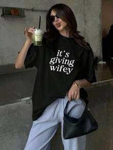 Camiseta ClassicIts Giving Wifey - Camiseta para Futura Novia, Camiseta para Recién Casados, Regalo de Compromiso Personalizado, Atuendo para Luna de Miel, Camiseta para el Día de la Boda, Wifey Vibes, Novia, Camiseta de Algodón Grueso de Manga Corta Oversize con Estampado Gráfico, Blusa Casual de Manga Corta para Mujer, Blusas Casuales para Mujer - Negro - Ver 5