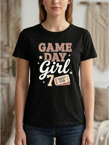 Camiseta Estampada para Mujer GAME DAY Girl TICKET CLUB - Camiseta Casual de Manga Corta y Cuello Redondo en Negro, Corte Relajado para Todas las Estaciones, Perfecta para el Uso Diario o Atuendos de Vacaciones (Lavable aáquina). - Negro - Ver 1