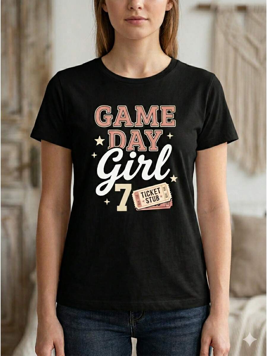 Camiseta Estampada para Mujer GAME DAY Girl TICKET CLUB - Camiseta Casual de Manga Corta y Cuello Redondo en Negro, Corte Relajado para Todas las Estaciones, Perfecta para el Uso Diario o Atuendos de Vacaciones (Lavable aáquina). - Negro - Ver 1