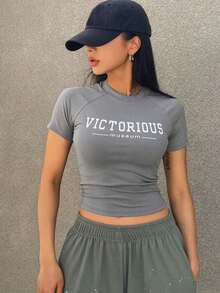 Camiseta de manga corta de verano para mujer, de corte slim, con diseño de manga raglán y estampado de letras, camisetas gráficas de corte crop para mujer - Gris - Ver 5