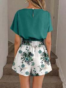 Conjunto de 2 piezas casual y elegante para primavera/verano con blusa de cuello redondo con estampado floral vintage y dobladillo recogido, y shorts con bolsillo con volante en la cintura - Multicolor 9 - Ver 2