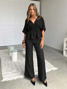 Blusa casual de mujer con cuello en V profundo, ribete de contraste, cintura fruncida, manga corta, adecuada para vacaciones y playa - Negro - Ver 3