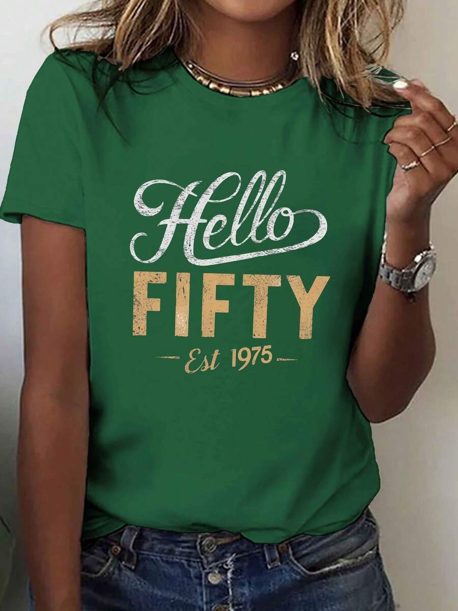 Ilustración del diseño Hello Fifty es una camiseta estampada de 1975, una prenda casual de manga corta y cuello redondo, adecuada para el verano y la primavera, ropa de mujer. - Verde - Ver 1