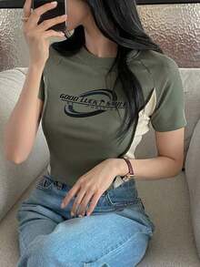 Camiseta de mujer con manga raglán y estampado de letras en contraste, Tops cortos de mujer, Camisetas gráficas - Verde militar - Ver 1
