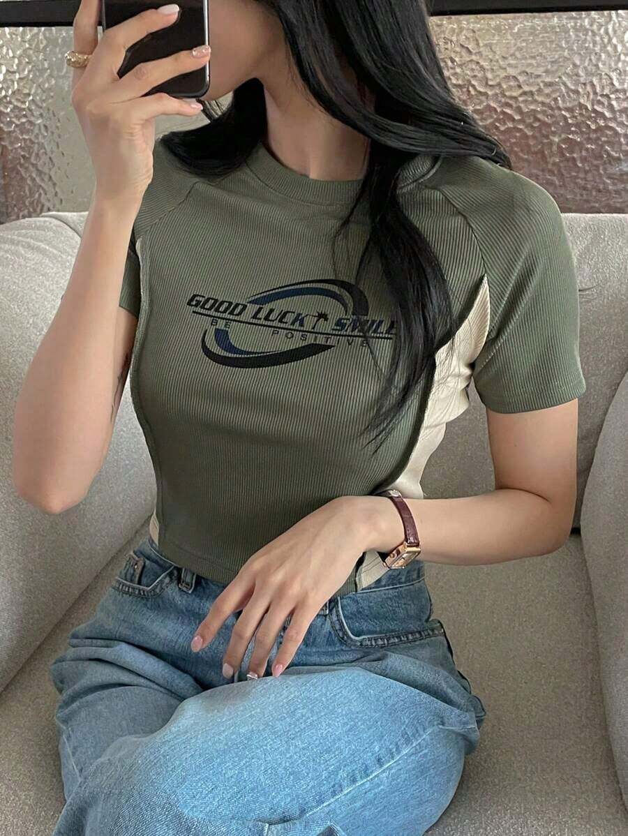 Camiseta de mujer con manga raglán y estampado de letras en contraste, Tops cortos de mujer, Camisetas gráficas - Verde militar - Ver 1