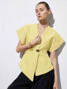 Chaqueta de mujer con cuello en V elegante, hombros anchos, bajo asimétrico, botones decorativos y mangas cortas, diseño minimalista y versátil para el uso diario - Amarillo - Ver 5