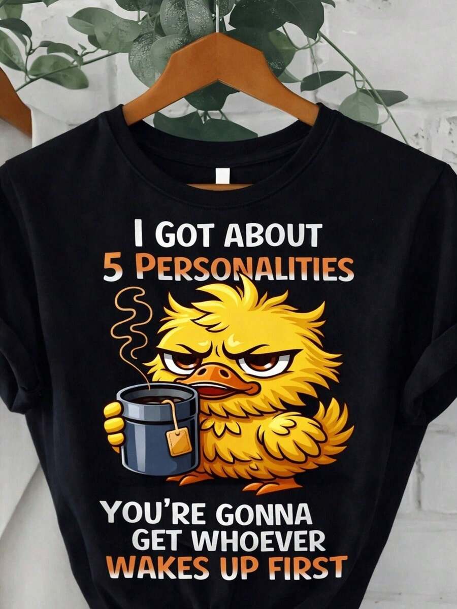 Soft Plus - Plus Printed T-Shirt - Plus - Plus Black Casual - 'I Have Around 5 Personalities', With A Fun Design Of A Girl And A Cup Of Coffee, Short Sleeves, Loose Fit, Fun And Humorous, Perfect For Coffee Lovers And Mood Swing Lovers, Stylish Blouses For Women. - 黑色 - 查看 1