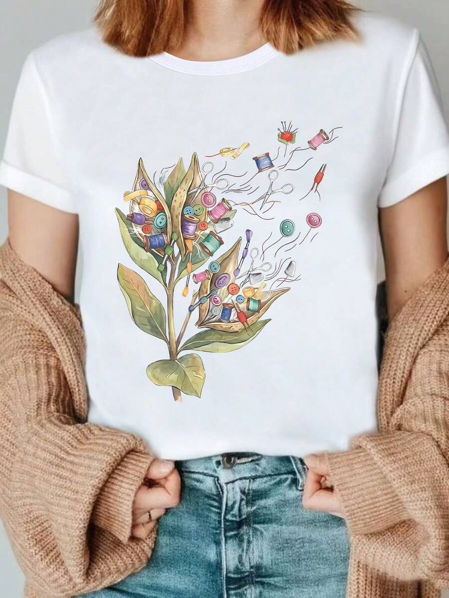 1 Funny Floral Sewing Print T-Shirt, Seed Pod Design T-Shirt With Sewing Materials, Floral Shirt With Lace And Buttons, T-Shirt For Crafters And Sewing Enthusiasts, Breathable And Machine Washable Summer Clothes For Women, Casual And Versatile Style, 180g 100% Cotton. - 白色 - 查看 1