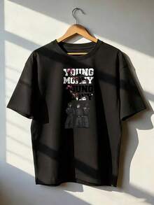 T-Shirt With "YOUNG MONEY" Text And Urban Figures,  Short-Sleeved T-Shirt For Spring And Summer 2026, Made In Mexico, 180 Grams. Cartoon Print, Couple Design, Suitable For Indoor Or Outdoor Wear. Crew Neck, Unisex, Ideal For Office And Leisure. One-Pack. - BK-P631577SLNDXZGY596 - 查看 1