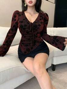 Blusa de mujer con cuello en V de malla con estampado floral, cordón ajustable, bajo asimétrico y mangas acampanadas.Adornada con lentejuelas brillantes, adecuada para verano, primavera y Día de San Valentín.Blusas de manga larga para mujer. - Burdeos - Ver 4