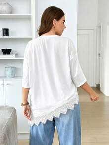 LUNE Camiseta de talla grande con parches de encaje y bajo asimétrico de unicolor - Blanco - Ver 2