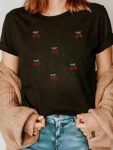 Small Clusters Of Red Cherries Symbolize The Sweetness Of Summer And Natural Joy, With Green Leaves Evoking Freshness And Vitality. A Soft And Comfortable Casual White Women's T-Shirt For Everyday Wear. - 黑色 - 查看 8